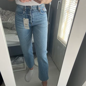 Jeans från Zara - Skitsnygga jeans från Zara. Aldrig använda och prislappen sitter kvar. Säljer pga att de är för små. Jag är 167 cm lång och är något korta för mig. Priset går att diskuteras