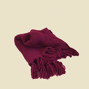 Halsduk  - 🌟 Nedsatt pris, doneras snart!🌟 Stor stickad halsduk. Superfin vinröd färg!  