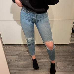 Blåa mom jeans från zara, storlek 36 - Säljer mina blåa fina jeans från zara då de är försmå tyvärr. Det är ett hål på varje knä. De är i storlek 36. Köparen står för frakten, från ett rök och djurfritt hem! OBS står ej för postens slarv 