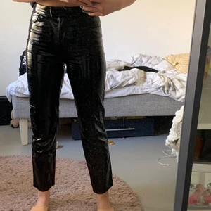 Lackbyxor  - Säljer dessa snygga lack byxor från Monki!😌 Aldrig använda! Köp direkt vid 300kr💕