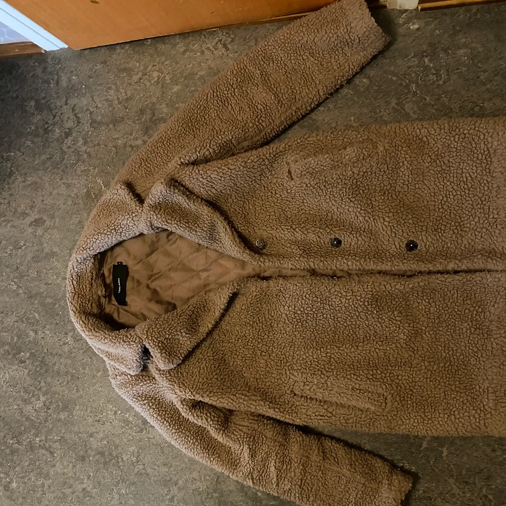 Säljer min Teddy jacka från vero Moda, den är i jätte fint skick 🥰. Jackor.