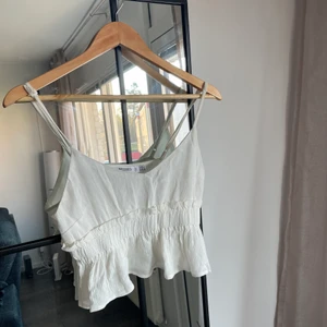 Söt topp  - Storlek 36, använd 1 gång! Frakt tillkommer