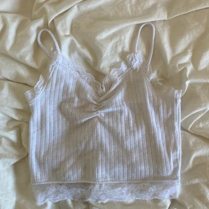 Vitt spets linne - Ett jätte gulligt vitt spets linne!