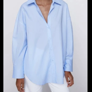 Skjorta oversized  - Säljer denna skjorta som är helt ny och har prislappen kvar. Säljer då jag inte får någon användning av den. Passformen är oversized och man kan stylea den jättefint med ett linne under på sommaren💗 nypris: 259kr 