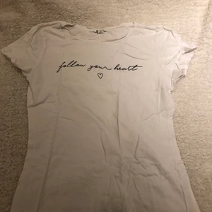 T-shirt - T-shirt storlek xl mer som en M, 30kr aldrig använd