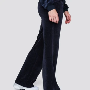 Velour mjukisbyxor - Det är ej exakt likadana men både är från Cubus. De jag säljer har fickor framtill, men de är samma färg på bilden mörk blåa nästan svarta. Storlek S men passar M också då de är stora i storleken. Super sköna. Aldrig använda, en av lapparna är kvar! Är lite osäker på fraktkostnaden, men skriv vid bilder på byxorna och fraktkostnad💞