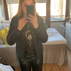 vårjacka marinblå - ⚡️🪐tunn jätteskön vårjacka från cubus storlek S, passar xs och m också skulle jag säga. säljer för 50 kronor + frakt🪐⚡️