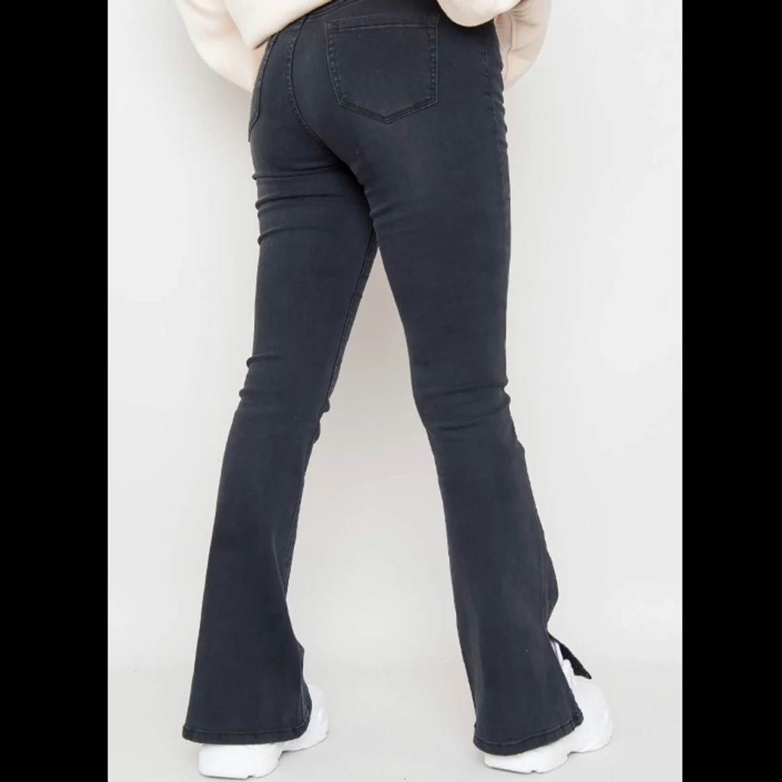 Gråa jeans med slits 