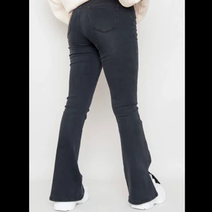 Gråa jeans med slits  - Väldigt snygga grå jeans med slits längst ner.