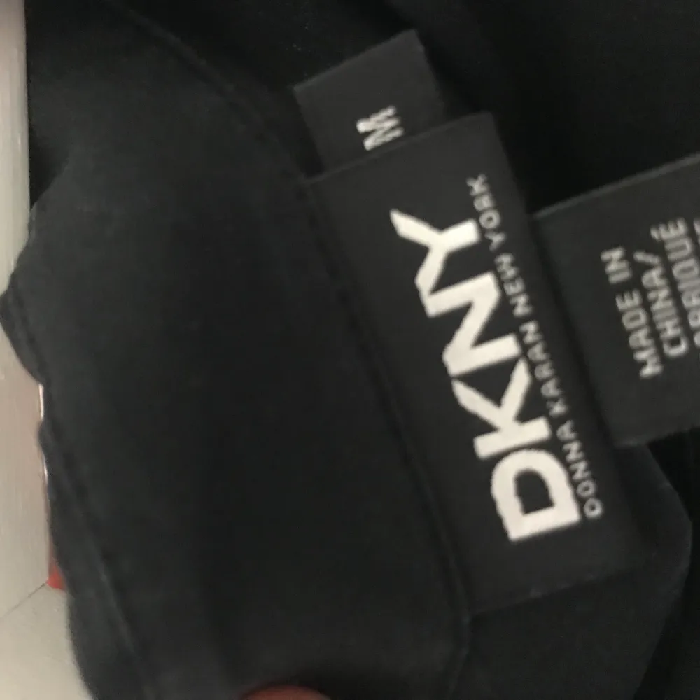 En DKNY blus/skjorta som tyvärr är lite liten för mig. Det ska va en M men jag tycker den sitter lite tight i ärmarna. Annars super skick, alla knappar finns!. Blusar.