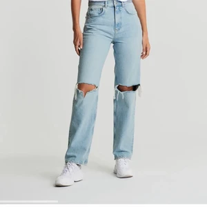 Jeans - Ginas 90s high waist jeans storelk 34. Dom är i fint skick, köpte dom här men var för stora till mig