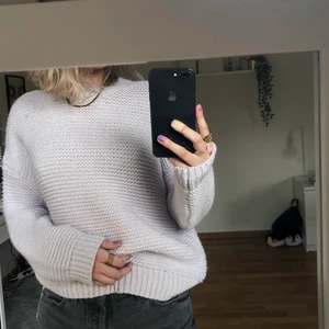 Stickad tröja - Ljuslila stickad tröja från bikbok i storlek S, på mig är den lite oversized och jag har nästan alltid S i tröjor. Aldrig använd förutom när jag provat den. Köparen står för frakten som kan variera i pris beroende på hur stort kuvert som behövs.