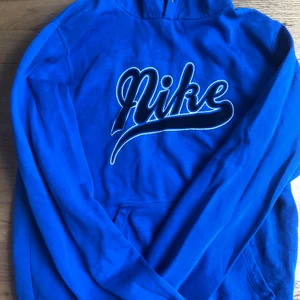 Blå Nike Hoodie - Säljer en jättefin och skön blå vintage Nike hoodie i storlek S, lite utnött i kanten av ärmarna men annars jättebra skick, inga snören men funkar ändå, orginal priset är 450 säljer för mycket mindre! Betalning via swish, Frakt: 40 kr