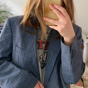 Kavaj  - Jättefin somrig kavaj!! Blårutig, kommer tyvärr inte till användning, står ingen storlek men är lite oversized på mig som har strl S, köparen står för frakt! 