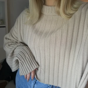 Beige swether  - Supermysig beige stickad tröja 💕 i nyskick, 90 kr inkl frakt