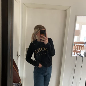 Hugo Boss - Använd få gånger, bra skick.                                                        Ordinarie pris: 1800kr                                                                  ÄKTA, köpt från Hugo Boss, manavdelning (funkar för båda könen)