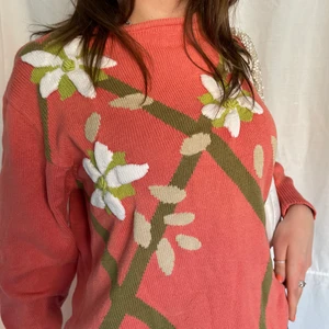 Stickad tröja - Så fin stickad tröja i Peach färg osäker på om ja ska sälja. Fina blommor på 
