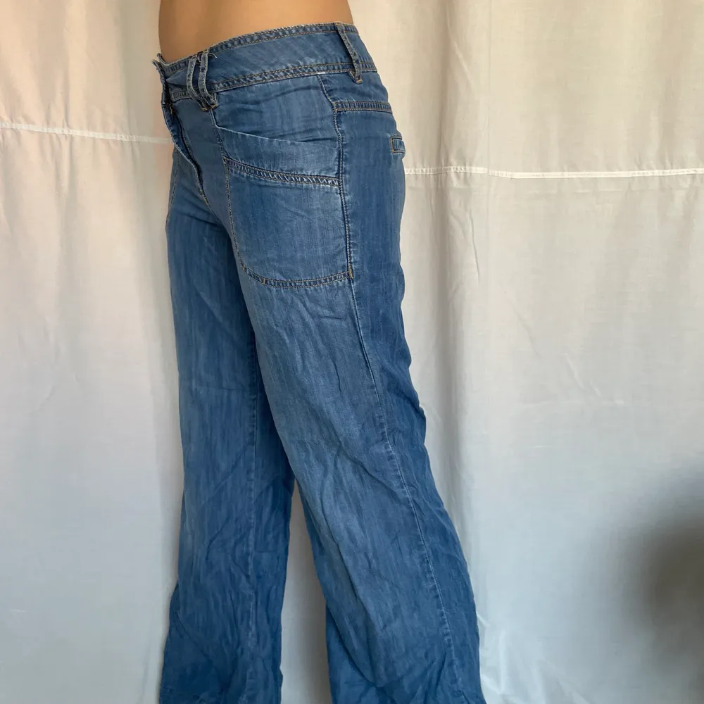 Snygga jeans i lite tunnare material perfekt till sommaren. Mellan lågmidjade! . Jeans & Byxor.