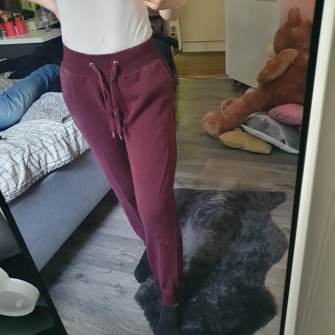 Vinröda mjukisbyxor storlek 146-152