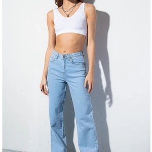 Ljusblå jeans - Skitsnygga jeans från Madlady köpta för 550kr. Byxorna är endast testade 1 gång men saknar en knapp, väldigt lätt att sy till dock!!✨💓