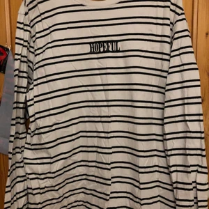 RANDIG SKATER TRÖJA 🛹  - Snygg och trendig skater tröja! Funkar som oversized och går lätt att styla outfits med!