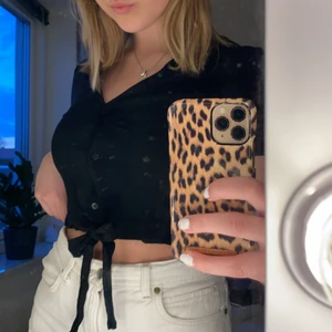 Söt Vero Moda topp  - Fin svart Vero Moda topp. Aldeles för liten för mig men den är verkligen superfin! Frakten står man för själv 