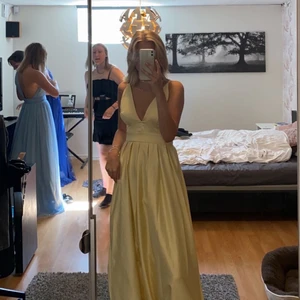 Balklänning - Jättefin gul balklänning som endast använts en gång och den är i fint skick. Den är i strl 34 och köpte den på nelly för 999 kr förra året.