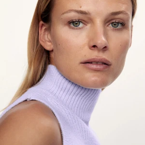 Lila stickad väst - Säljer denna fina lila stickade västen med hög krage, aldrig använd. Är i storlek M passar även mig som bär S:)