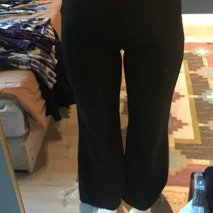 Svarta kostymbyxor  - Svarta kostymbyxor. Byxorna stängs med dragkedjan men den måste sys lite fastare annars är dem i toppskick. Materialet är viskos och sitter som en smäck! 