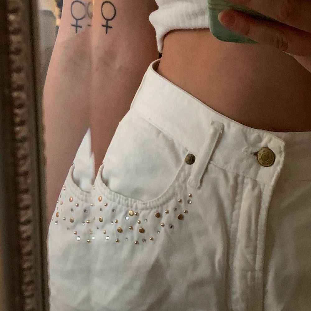 Säljer dessa vita jeans med stenar vid fickorna! De är köpta på second hand men tyvärr blivit för stora för mig! . Jeans & Byxor.