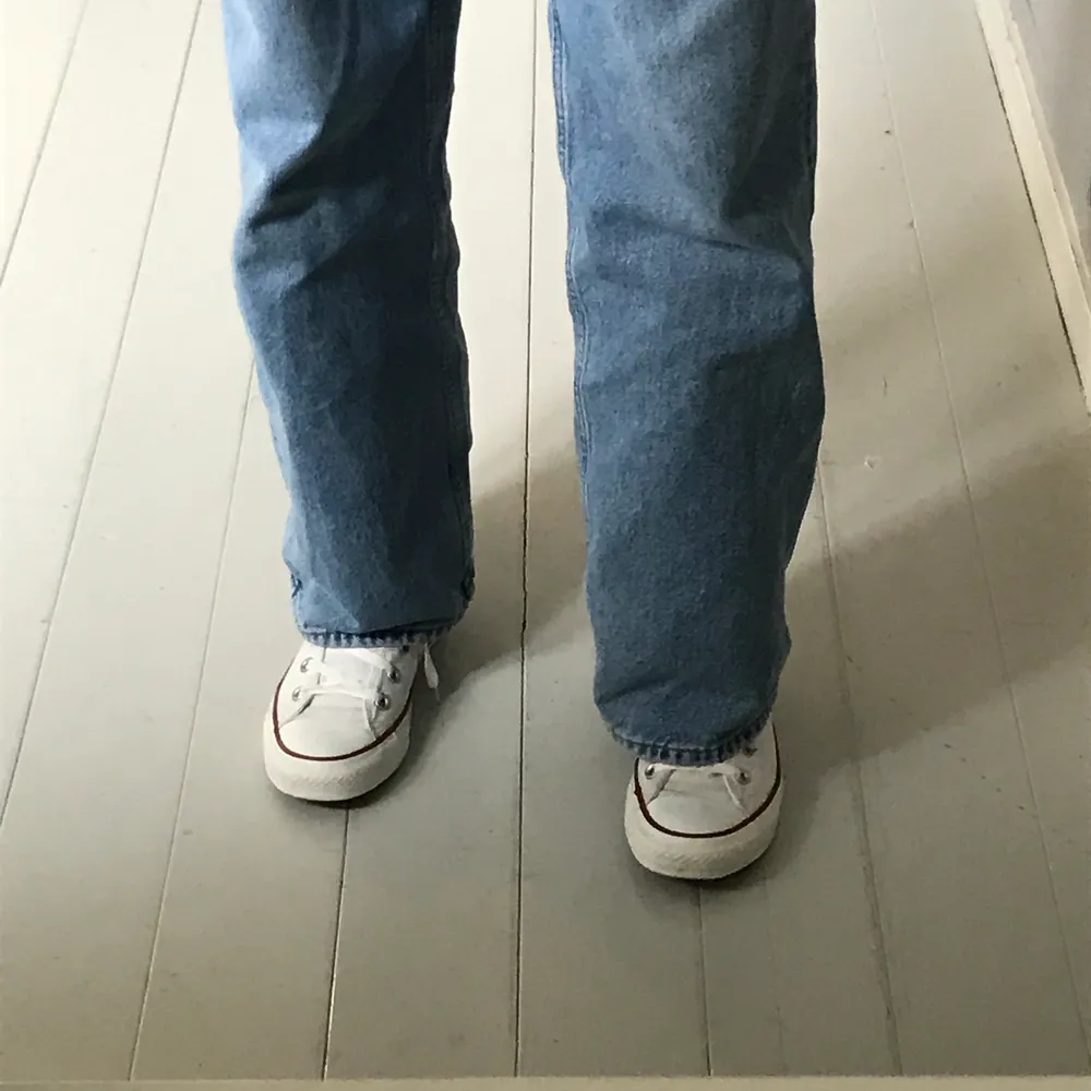 Säljer nu mina super fina vita converse  som är perfekt a till våren/ sommaren🤍 skorna är som nya med ändast små tecken på användning! Lägger upp annonsen igen pga oseriös köpare🤍. Skor.