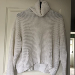 Mysig vit turtleneck stickad  - Superskön och fin tröja! Men den är inte riktigt min stil längre så kommer inte till användning. Har den i storlek xxs/xs men jag är en 38/M så den är väldigt stor i storlek. 