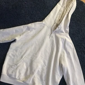 En beige hoodie med märket stay i storlek S🐻 - I storlek S. Mycket bra skick bara andvänt nån fåtal gång. Ganska så basic men passsar till allt👍🏻