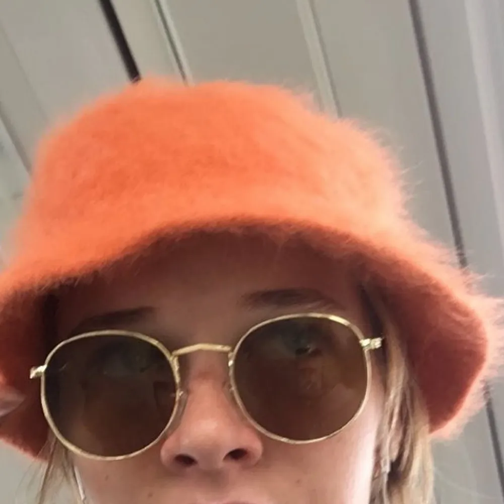 Jättegullig orange fluffig hatt från Humana. Sitter ganska tight så skulle säga att det är en S/XS. Knappt använd från mitt håll. Frakt tillkommer men kan också mötas upp i Stockholm! . Accessoarer.