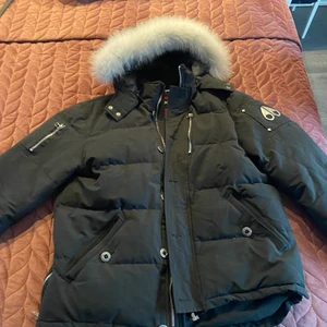 Moose Knuckles jacka - Jackan är nästintill helt orörd, använd max 2 gånger. Storlek 2XL men ganska liten, skulle säga att den passar en L. Köpt för 11 000kr. Säljer åt min storebror som fick den i julklapp då den inte passar honom längre. För mer detaljerade bilder på lapp och äckthetsbevis kom privat! Pris kan diskuteras.