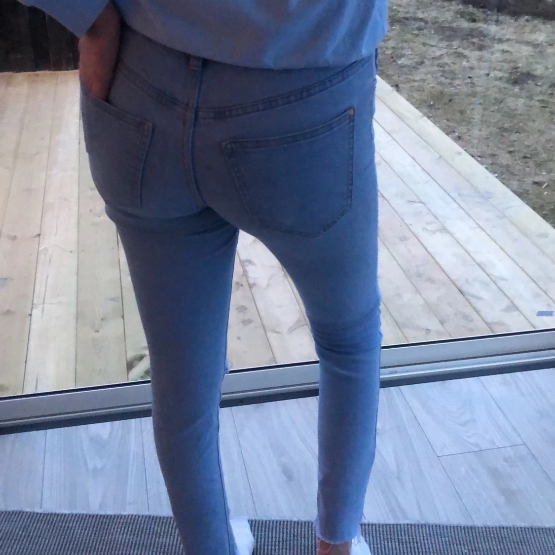 Jätte fina blå jeans med hål i från lindes  - 90