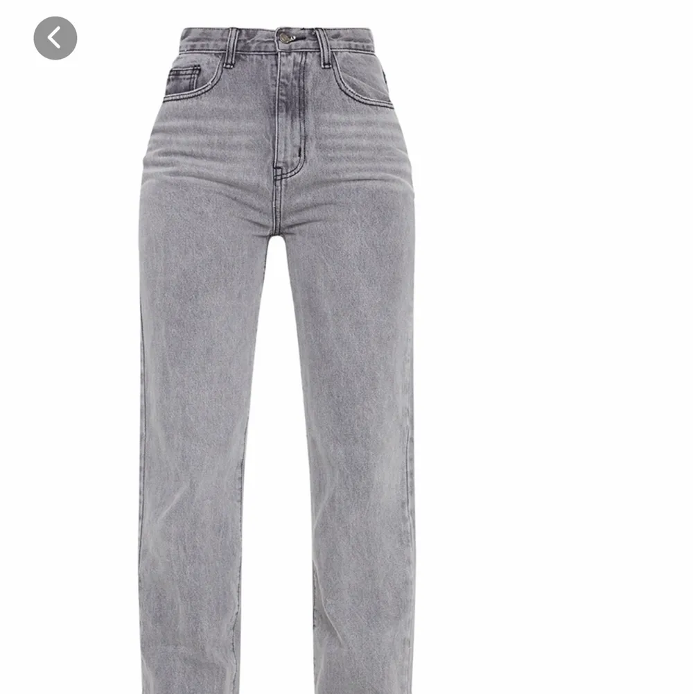 Helt nya aldrig använda gråa jeans med slit !. Jeans & Byxor.