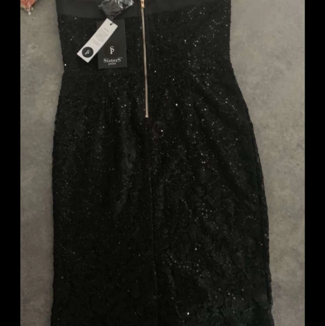 Två styckna paljett klänningar  - 90