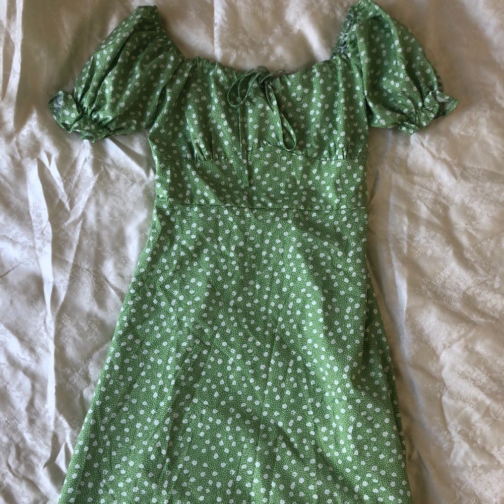 Jätte fin, grön blommig klänning ifrån Shein. Aldrig använd. Storlek M men liten i storleken👗✨. Klänningar.