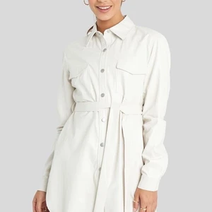 läderjacka/skjorta - vit fake-läder skjorta/jacka från nakd! aldrig använd så är i nyskick. köpt för cirka 699kr! säljes för 120kr för att den tyvärr inte kommer till användning! helt slutsåld på  alla plagg tvättas innan det skickas iväg. helt slutsåld på hemsidan! Fler bilder eller frågor? Tveka inte att skriva! <3