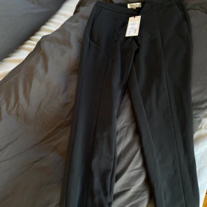 Kostymbyxor - Helt ny, prislapp kvar. Nypris 599. Storlek 34