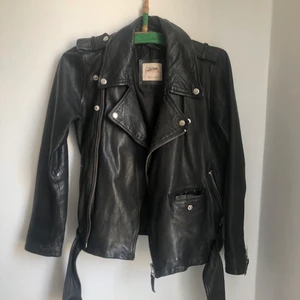 Skinnjacka  - Den perfekta skinnjackan, lite gärningar i skinnet på baksidan men tycker att det ser ändå ballt ut 