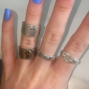 Ringar  - Säljer dessa ringar, är i stearling silver 925 (stämpel i alla) Hör av dig, söker billigt då jag vill bli av med dem. Alla är reglerbara så passar alla fingrar❤️ alla för 250, annars 70kr styck+ frakt 13. 