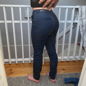 Marinblåa chinos - Blåa chinos från Only i storlek S/36, lite långa i benen på mig som är 161cm.