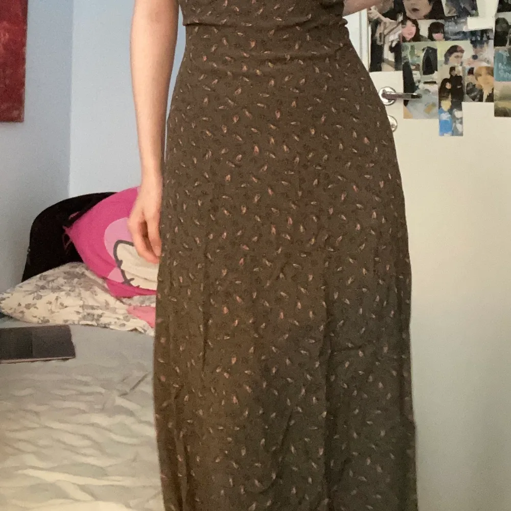 Suuuperfin klänning köpt förra sommaren som tyvärr e lite för stor för mig. Älskar den osäker på om jag ska sälja men kom med ett bra pris 😋. Klänningar.