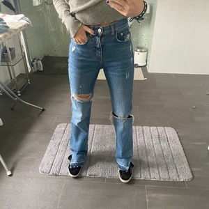 Pull and bear jeans - Funderar!! På att sälja mina helt oanvända pull & bear jeans. Köptes för något år sedan men inte kommit till användning, de har sån snygg passform och sitter snyggt, bekvämt💗de är i strl 34, hör av er vid frågor eller liknande💗🥰jag är 172
