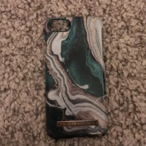 Telfonskal  - Ett ideal of sweden mobilskal till iPhone 7/7s aldrig använt då jag har fel mobil. Köpte det för 299kr men eftersom jag aldrig kan använda det säljer jag den för 80kr