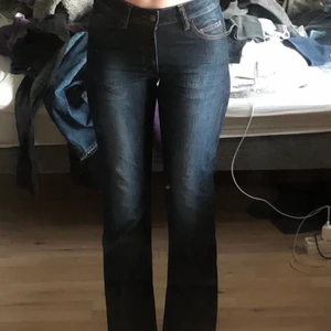 Jeans från East west - Mellanhöga Jeans från Eastwest i strl 28 men skulle säga att de passar 26/27. 