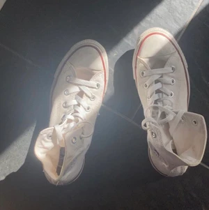 converse🤍⚡️ - säljer mina converse som är äkta och väldigt andvända!🤍⚡️