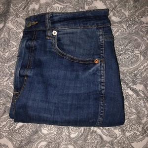 Jeans  - Hej, jag säljer ett par blåa jeans med hål framtil, dom är i storlek M 